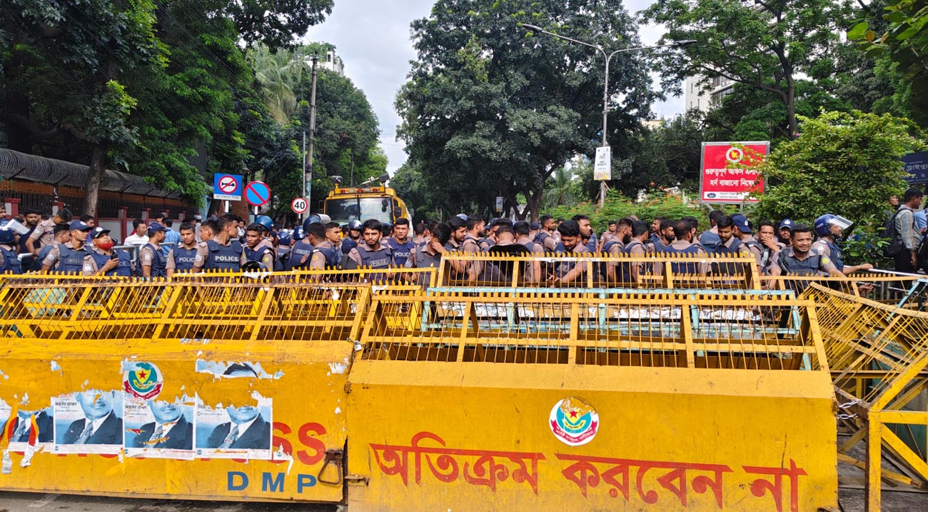 শিক্ষা ভবনের সামনে শিক্ষার্থীদের অবস্থান, পদত্যাগ দাবিতে ‘ভুয়া ভুয়া’ স্লোগান